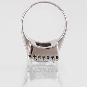 RING, 18K vitguld med briljantslipade diamanter samt fasettslipad akvamarin. Vikt 7,8 gram.