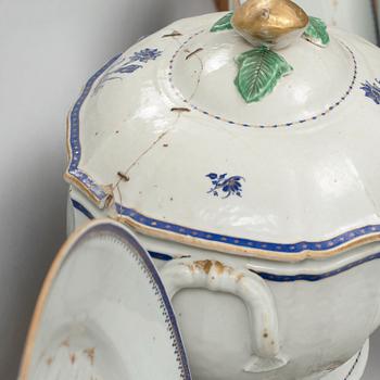 SERVIS, 47 delar, kompaniporslin.  Qingdynastin, Jiaqing (1796-1820).