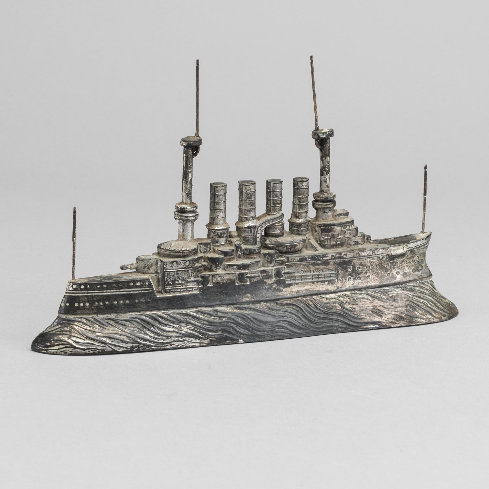 SPARBÖSSA, METALL. "S.M.S. Roon" 1900-talets första del.