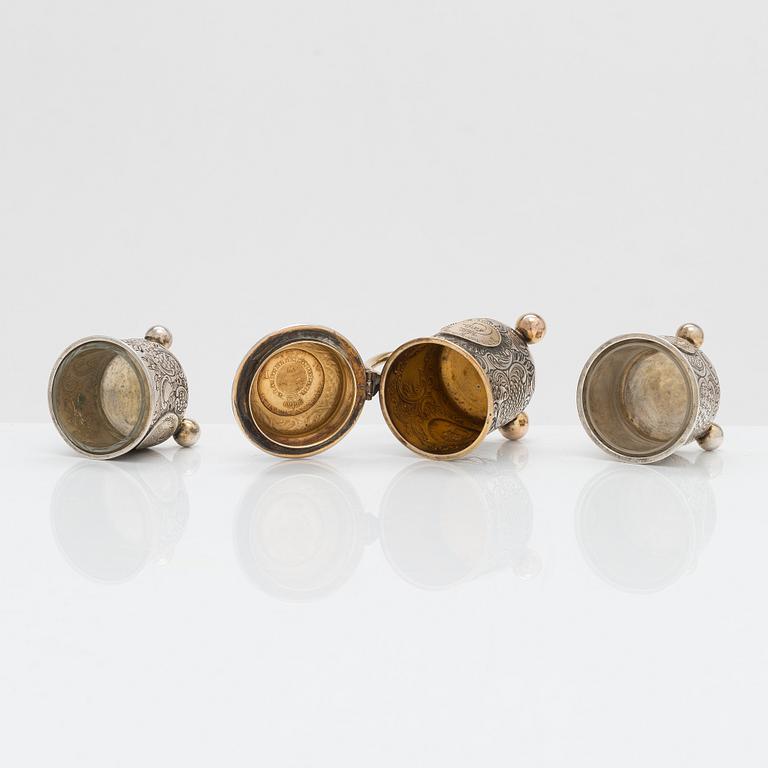 Saltkar och dryckeskanna i miniatyr, silver, C G Hallberg, Stockholm 1900-1904. I original ask.