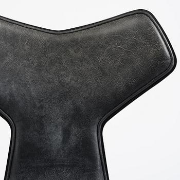 Arne Jacobsen, a set of six "Grand Prix" (Exclusive Edition Black) dining chairs, Fritz Hansen, 2021.