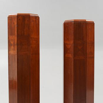 PIEDESTALER, ett par, senjugend, 1900-talets första hälft.