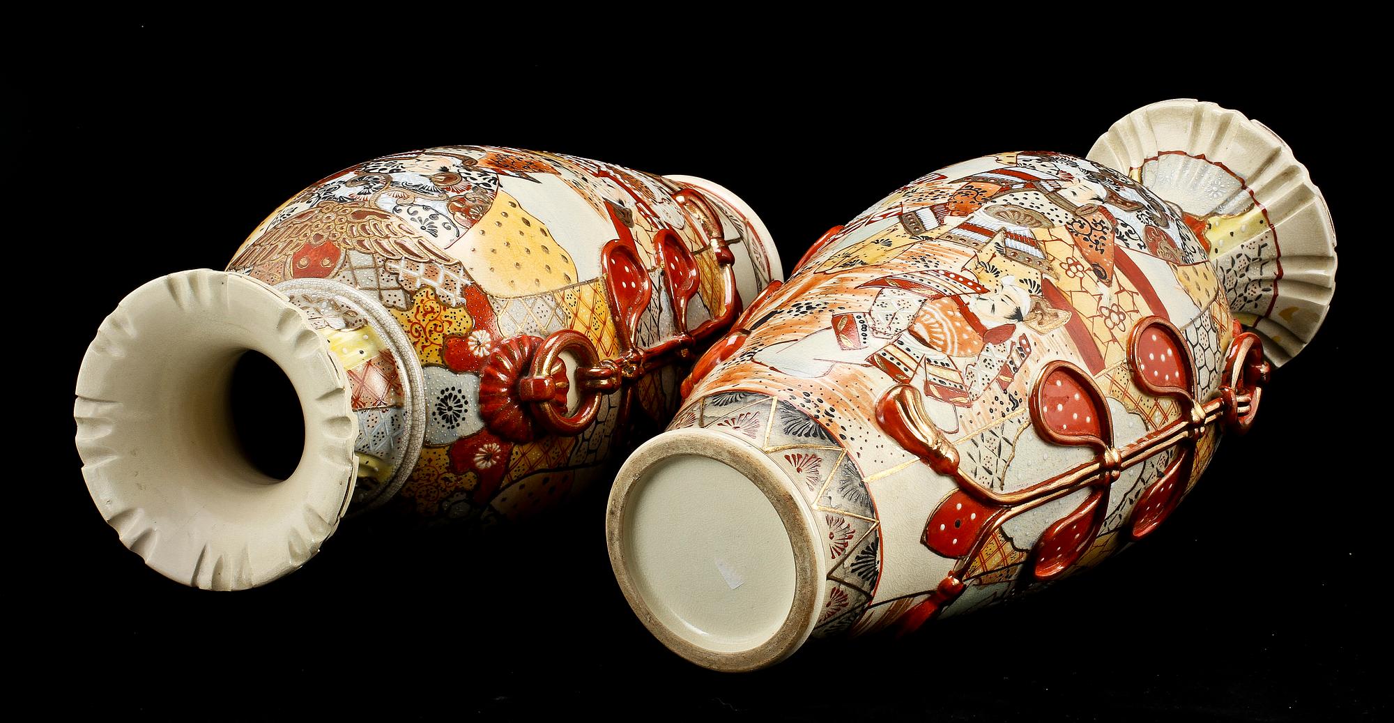 VASER, ett par, porslin, Satsuma, Japan, 1900-tal.