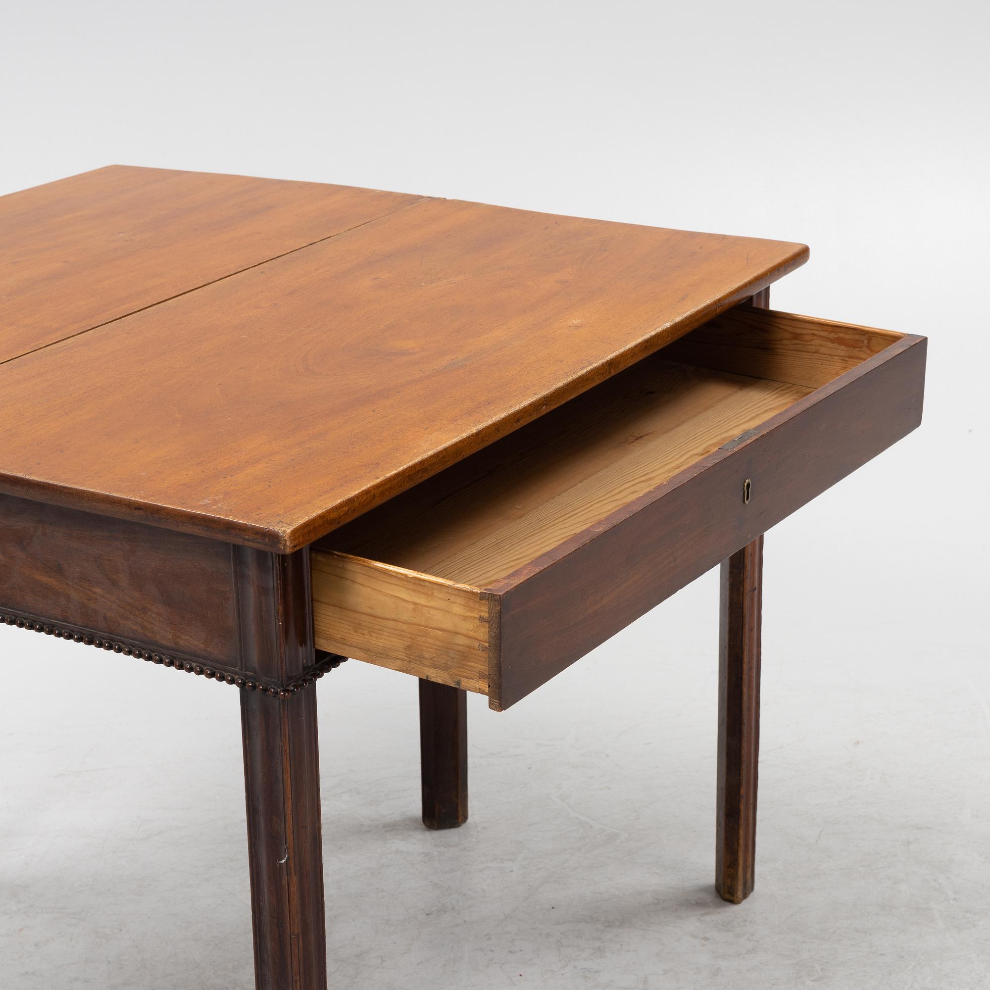 A mahogany veneer card table, late 18th century.