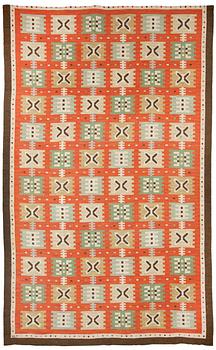 931. CARPET. Rölakan (flat weave). 490 x 305,5 cm. Signed TPB (Textilatelier Polly Björkman).