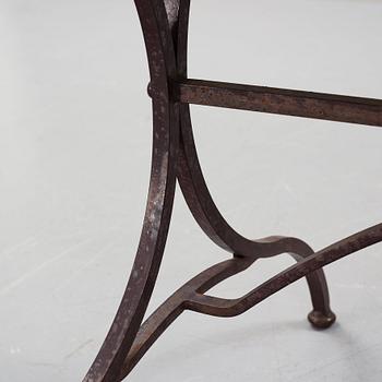 TRÄDGÅRDSMÖBLER, bestående av ett bord och stolar, 6 st, 1900-tal.