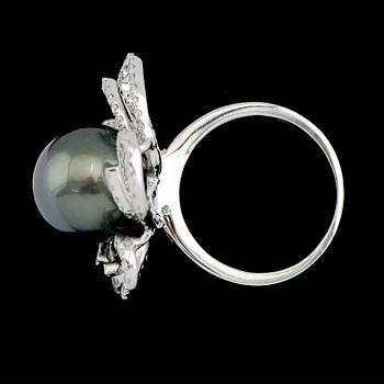RING, 18K vitguld, diamanter tot ca 1.18 ct, gråtonad odlad pärla.