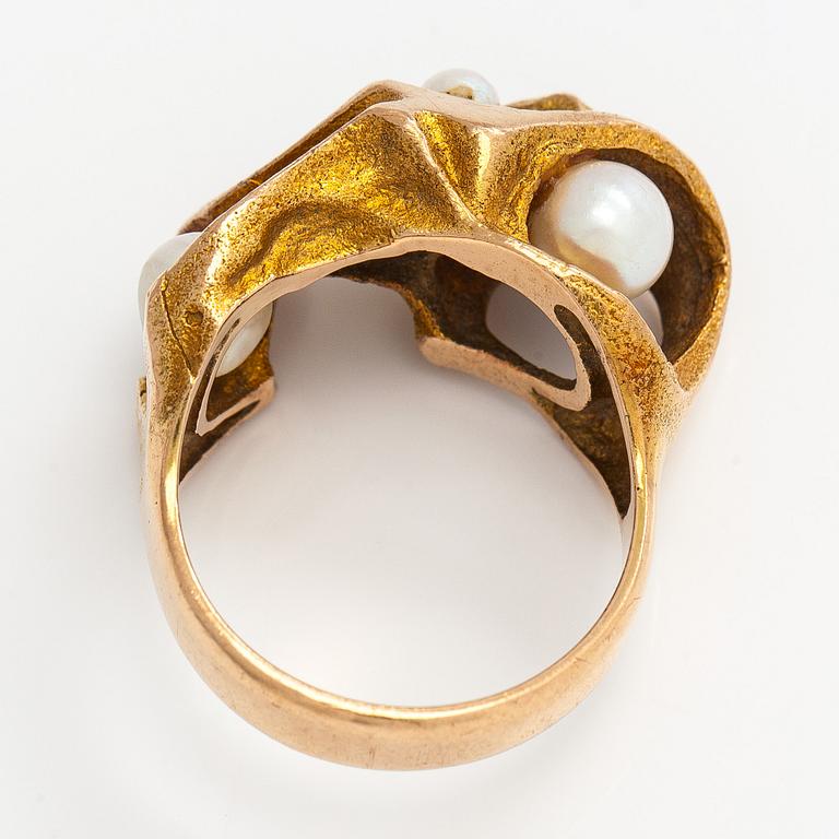 Björn Weckström, Sormus, ”Kastehelmet”, viljellyt helmet, 14K kultaa, Lapponia 1968.