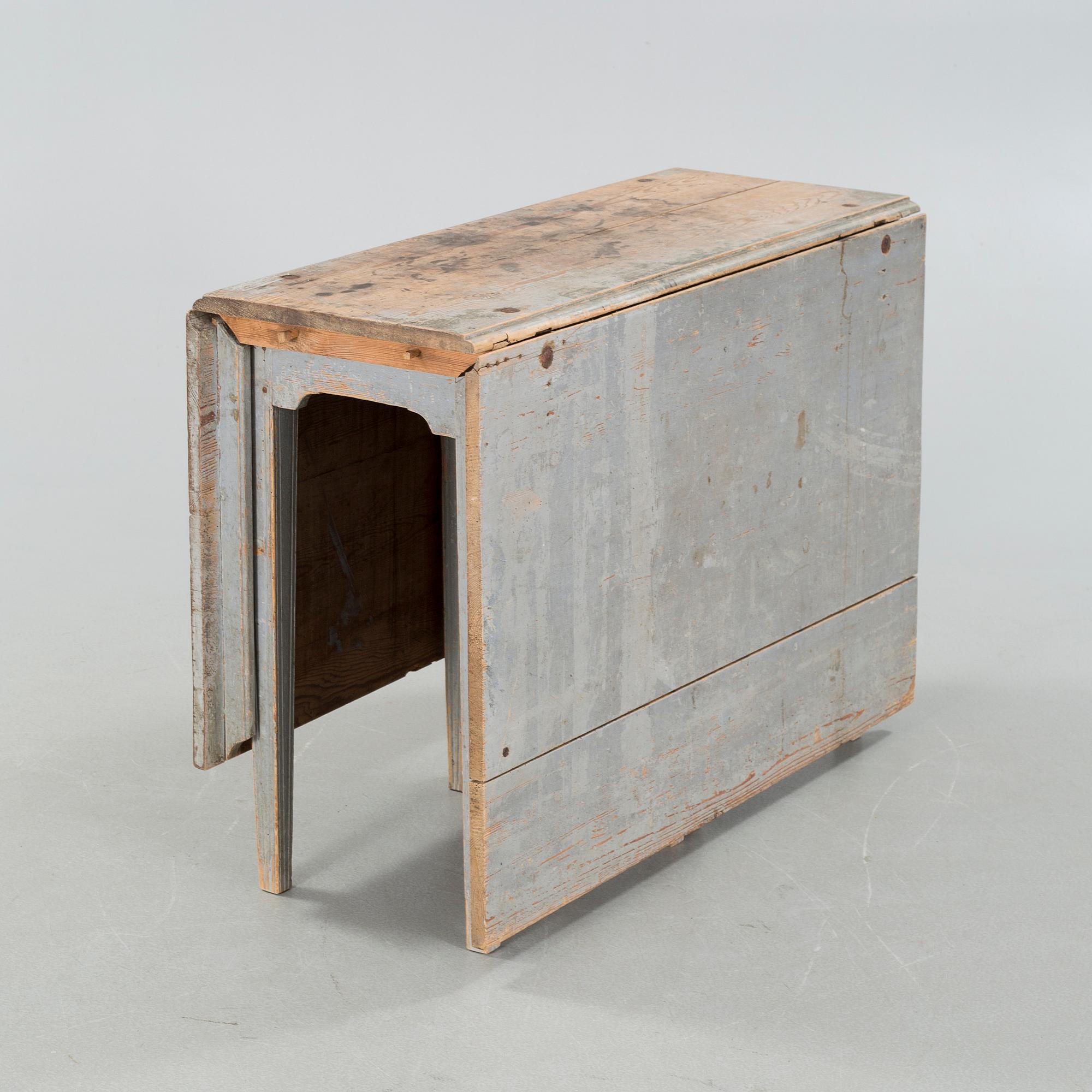 A gate-legged table, 18th century.