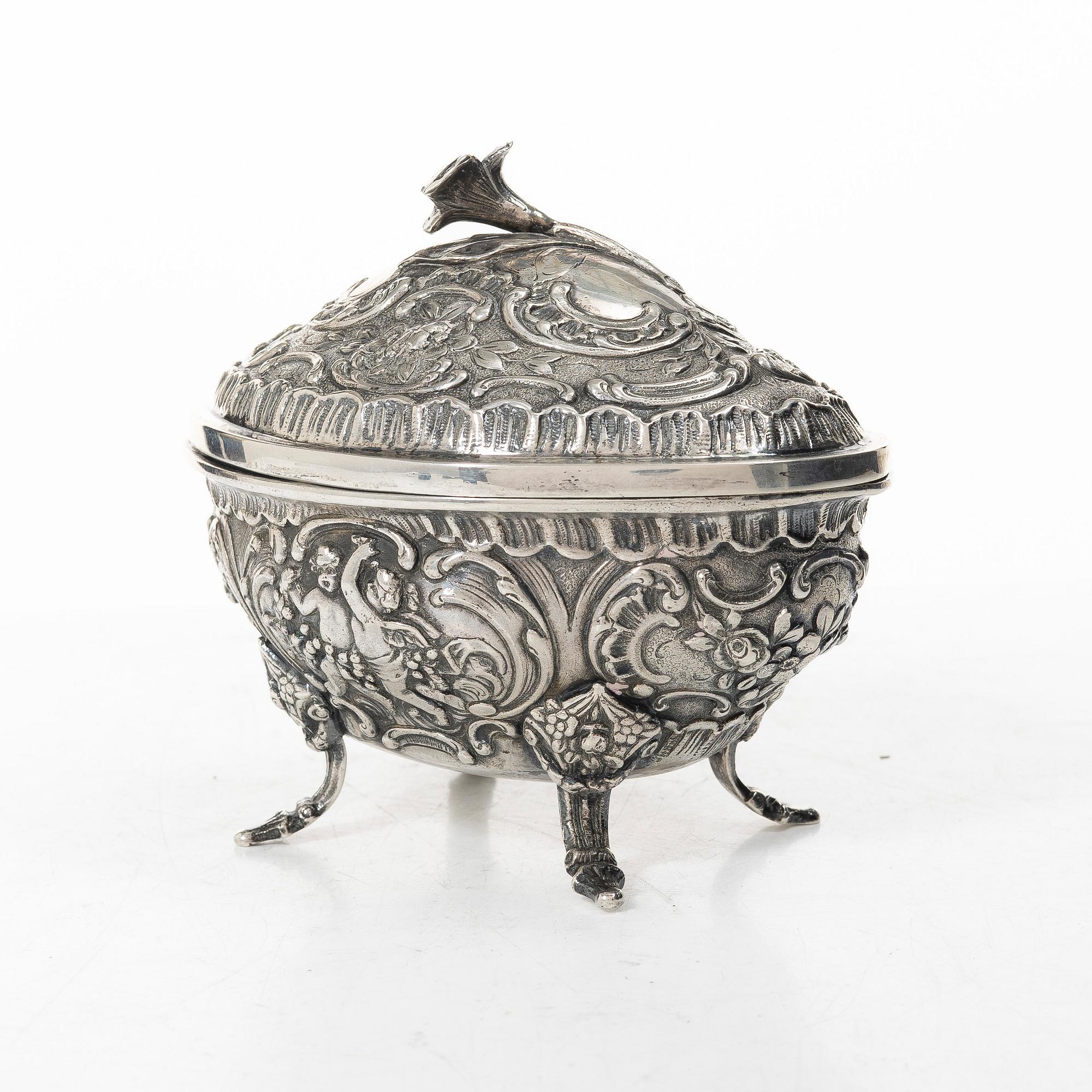 A Swedish silver sugar box, mark of AG Dufva, Stockholm 1913.