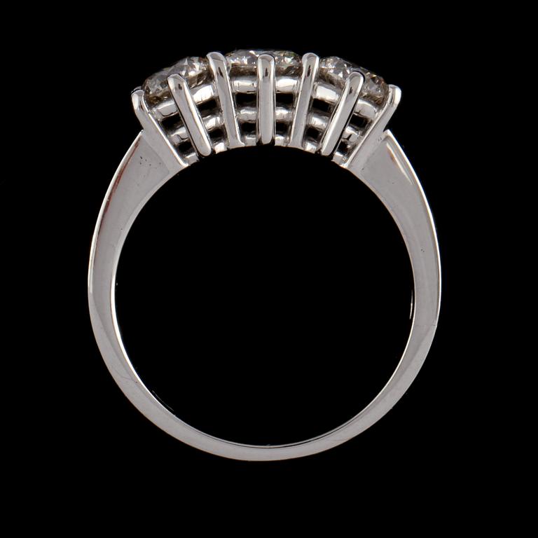 RING, 18k vitguld med briljantslipade diamanter, 1.48 ct, Milano, Italien. Vikt 6,4 g.