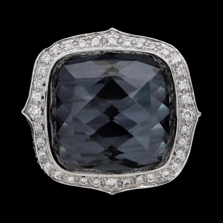 RING, Stephen Webster, fantasislipad blå safir med svarta och vita briljantslipade diamanter, ca 0.35 / 0.40 ct.