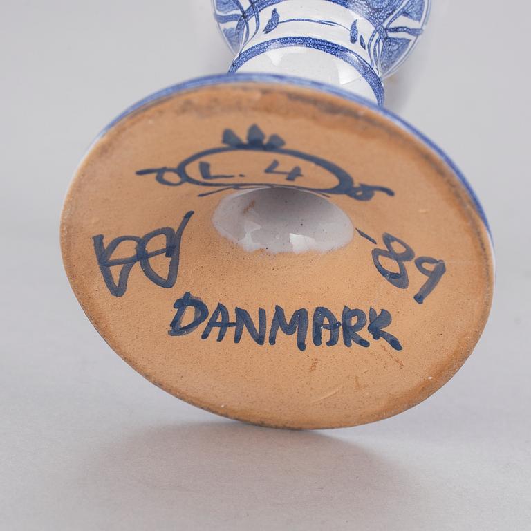 LJUSSTAKAR, ett par, fajans. Björn Wiinblad, Danmark 1989.