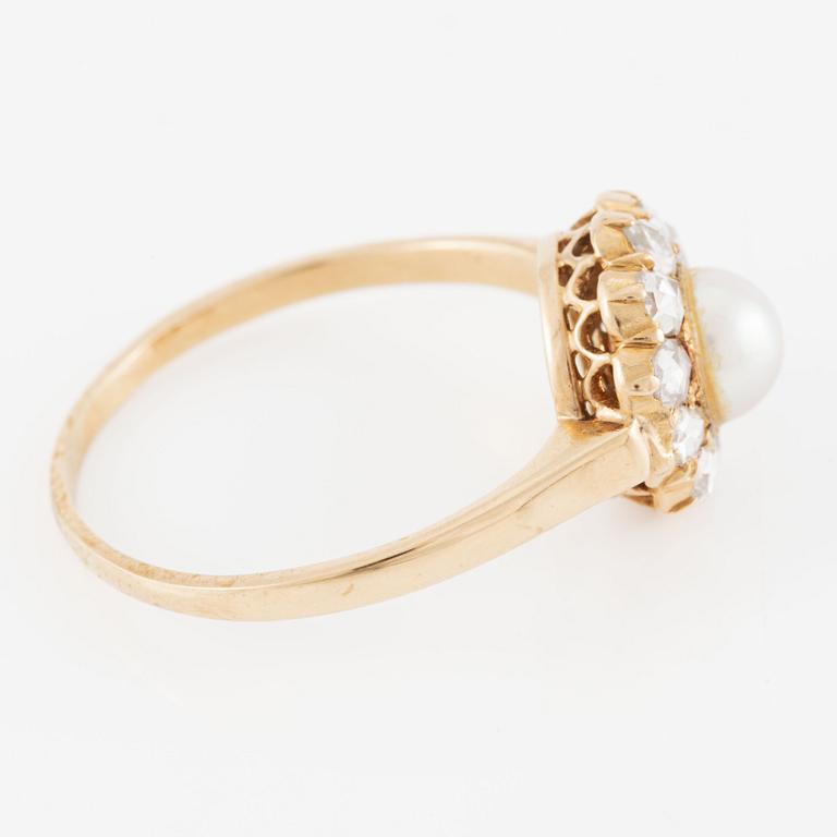 Ring in 18K gold with a cultured half-pearl and rose-cut diamonds and white stones.