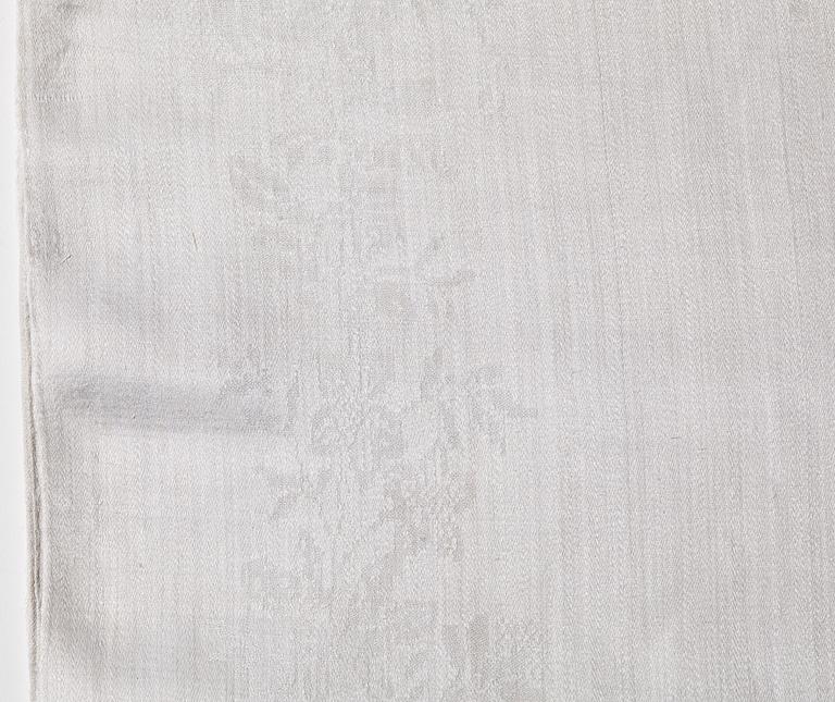 A TABLE CLOTH AND NAPKINS, 24 pieces, linen damask, the table cloth is dated 1827, ca 560-567 x 207,5 cm, Sweden 1827.