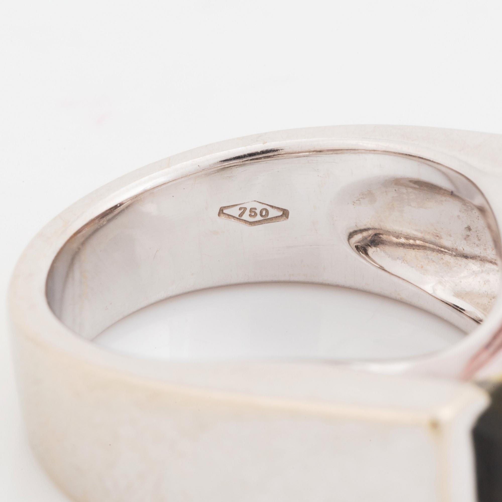 Tina Karlsson ring 18K vitguld med en trappslipad turmalin.