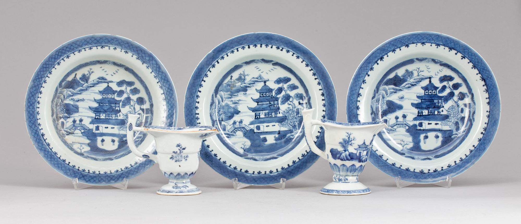 GRÄDDKANNOR 2 st SAMT TALLRIKAR 3 st, porslin, Jiaqing, Kina tidigt 1800-tal.