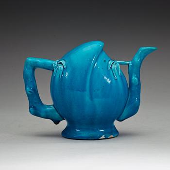 A turkoise glazed cadogan tea pot, Qing dynasty (1644-1912).
