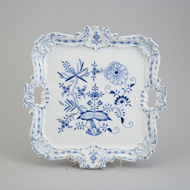 A 20TH CENTURY MEISSEN PORCELAIN TRAY.