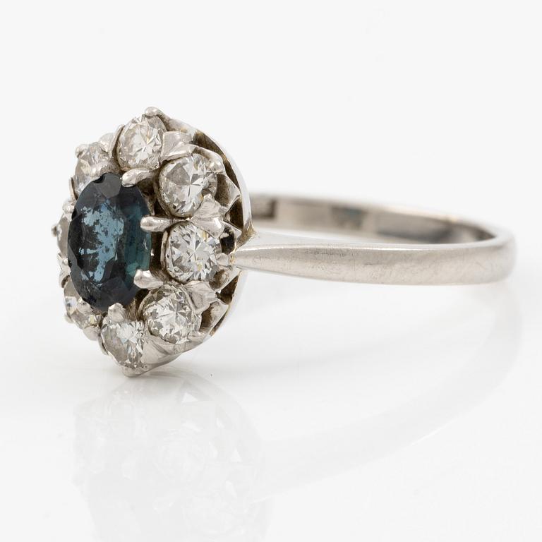 Ring, carmosé, platina med safir och briljantslipade diamanter.