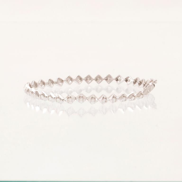 Tennisarmband 18K vitguld med runda briljantslipade diamanter.