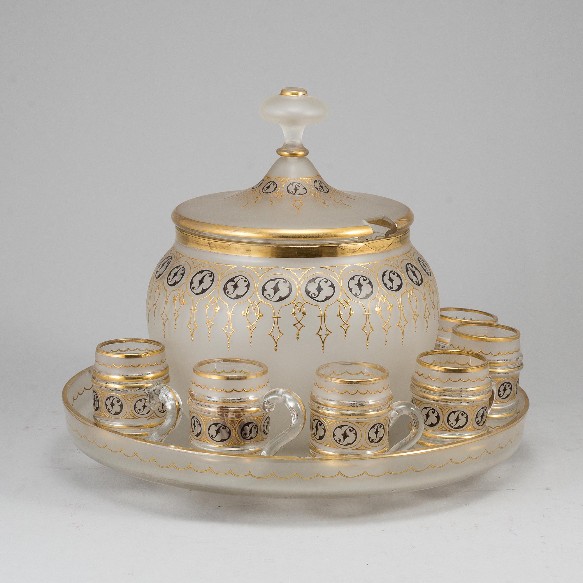 BÅLSKÅL med LOCK samt MUGGAR, 8 stycken samt FAT, frostat glas, 1800-talets mitt.