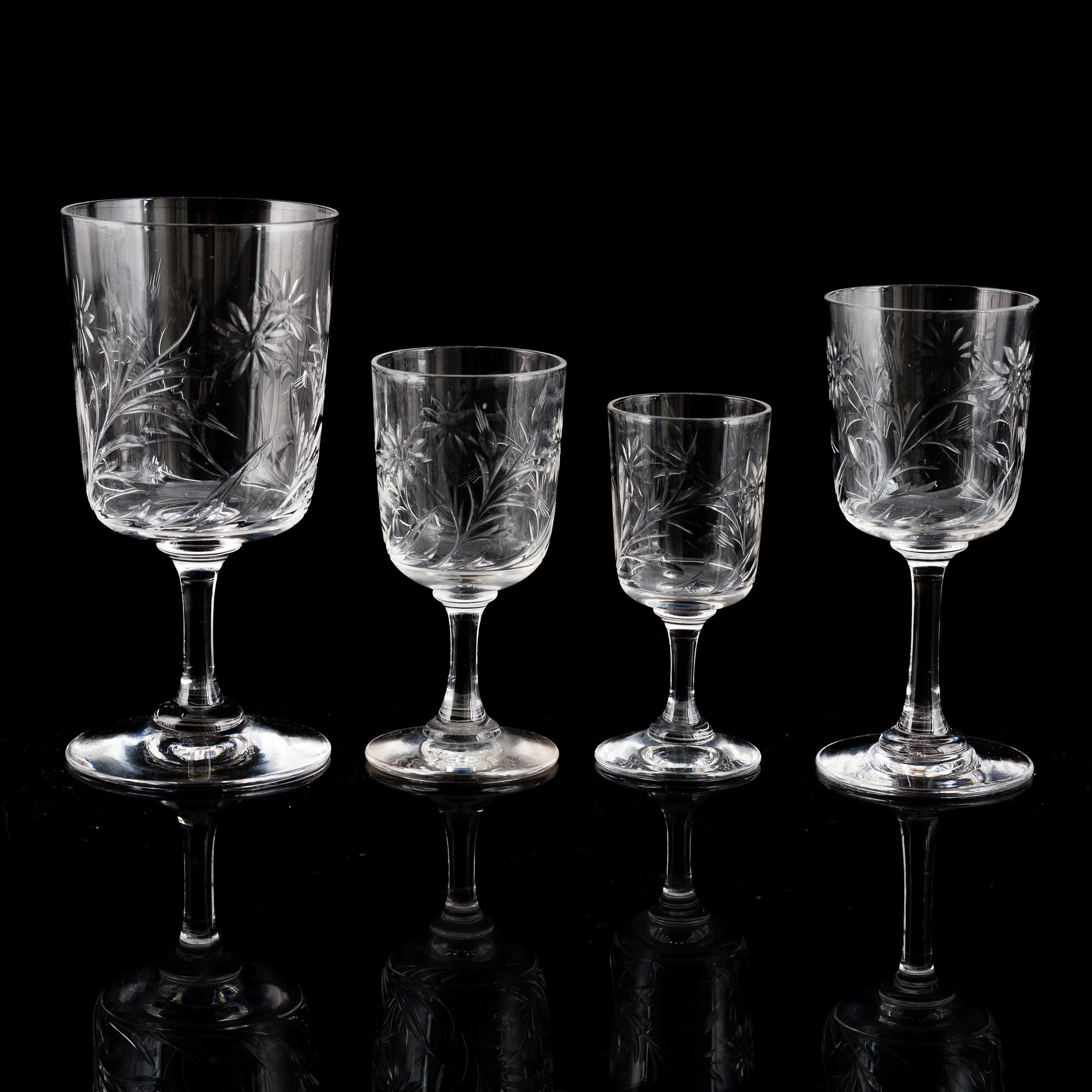 A cut glass service, 20th Century.  (62 pieces).