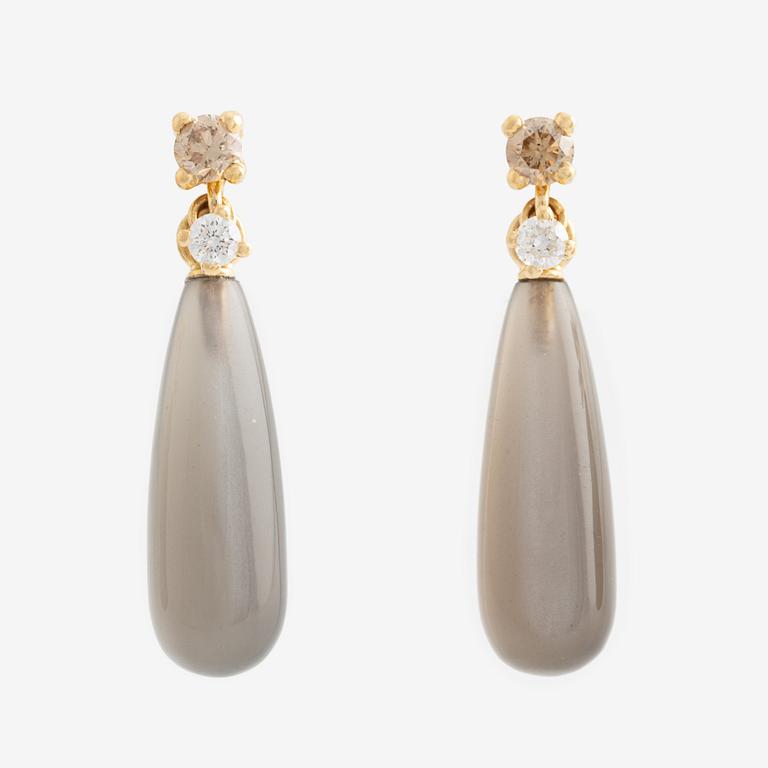 Sandberg, ett par örhängen, guld med månsten med briljantslipade diamanter.