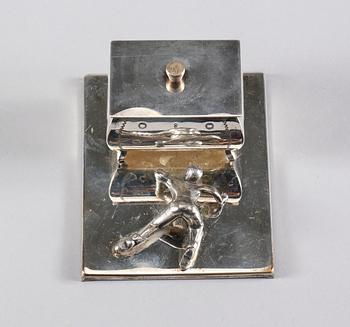 MANSCHETTKNAPPSASK, Eskilstuna, 1900-talets andra hälft.