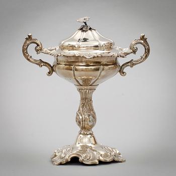 SOCKERSKÅL PÅ FOT, silver, Nyrokoko, Christian Hammer. Stockholm. 1856-57. 562 g.