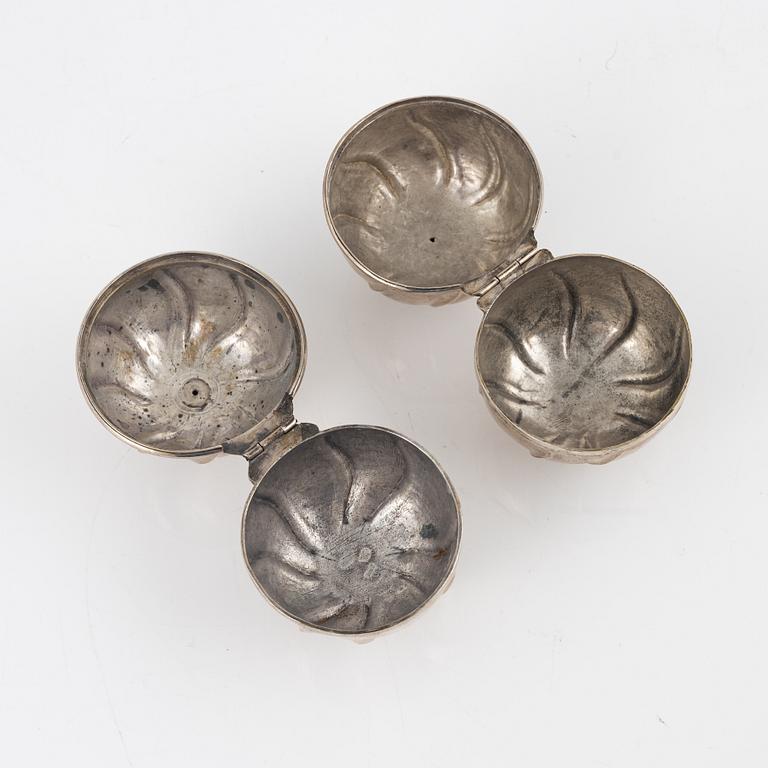 Dosor, 2 st, silver, rokoko, Petter Friedrich Moldenhauer, Stockholm, 1753 respektive Henrik hervander, Linköping, 1803.