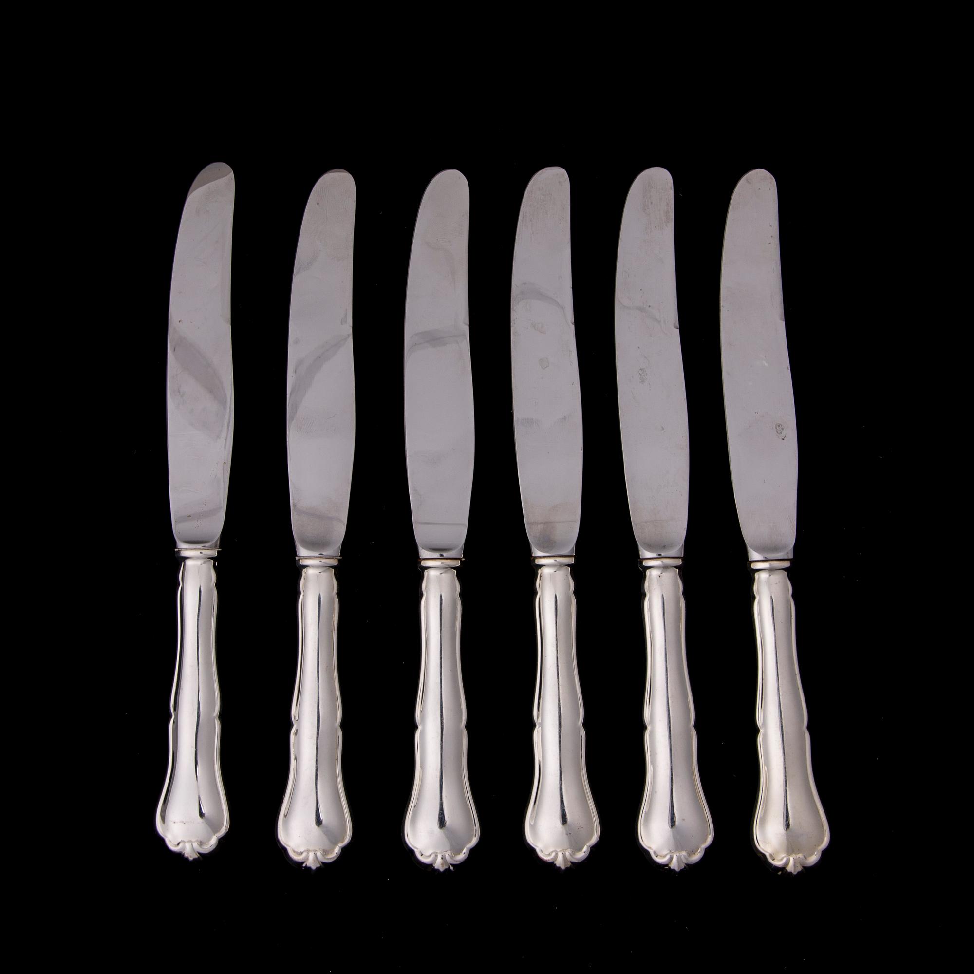 BESTICKUPPSÄTTNING i SCHATULL, 35 delar, silver, "Chippendale". Vikt utan knivar och tårtbestick 710 g.