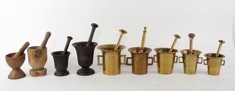 MORTLAR, 9 st, 17-1900-tal, malm, trä och gjutjärn.