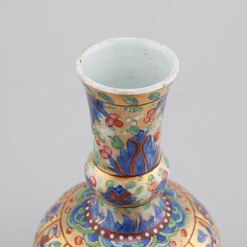 A porcelain tea pot and vase from China, 18th century.
