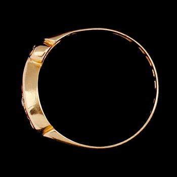 RING, 18 k guld, med 3 rubiner samt rosenstenar, England, omkring år 1900. Vikt ca 3 gram.