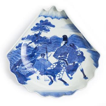 A blue and white porcelain dish, Japan, 19th century.