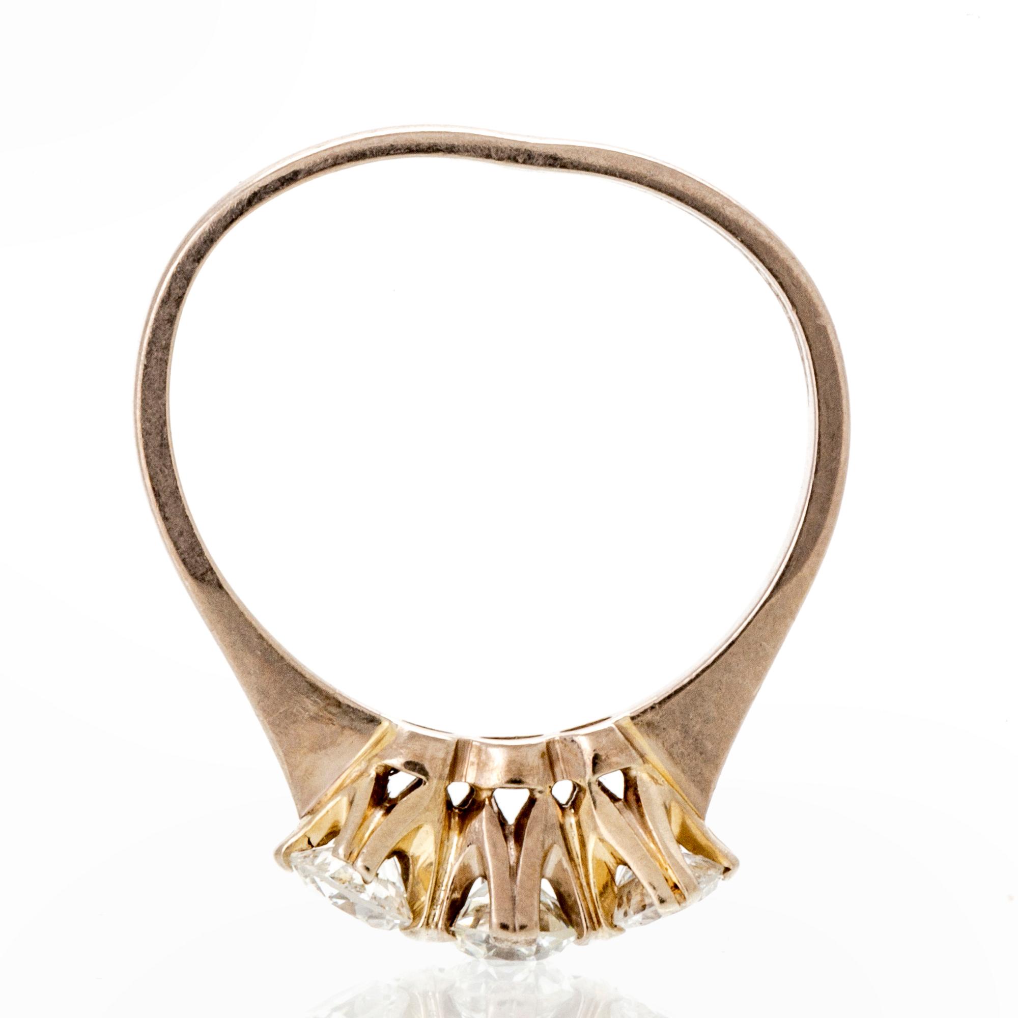 Ring 18K vitguld med 3 briljanter ca 0,65 ct totalt, storlek ca 16/50, total vikt 3,1 g.