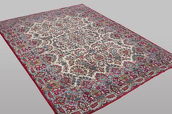 A carpet, old/semi-anqtiue Kirman Laver, c. 315 x 235 cm.