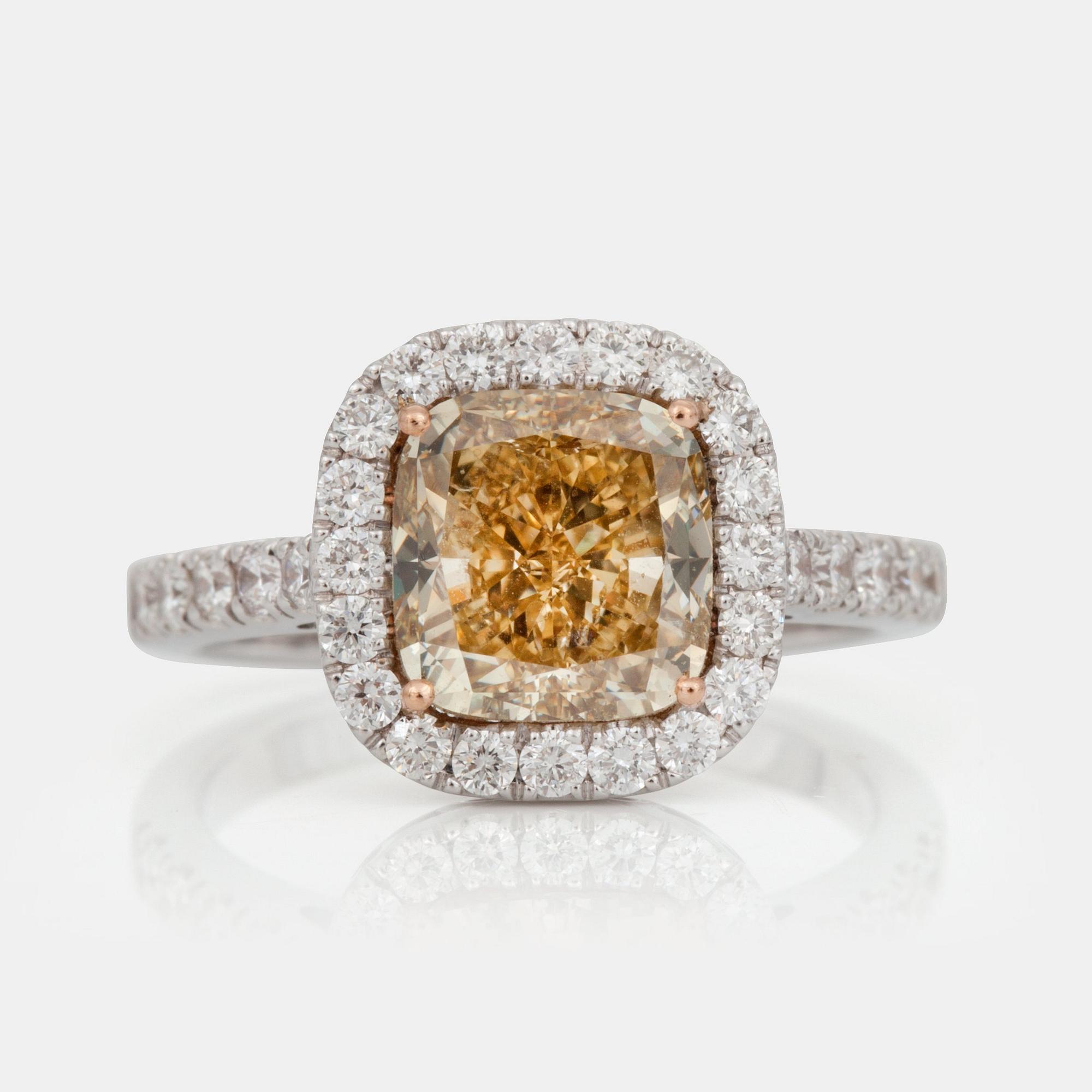 RING med en kuddslipad diamant, ca 3.15 ct, samt briljantslipade pavéfattade färglösa diamanter totalt ca 0.65 ct.