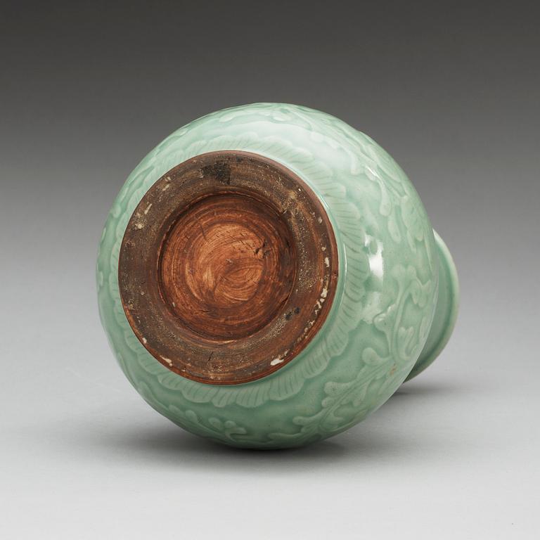 A celadon glazed vase, late Qing dynasty.