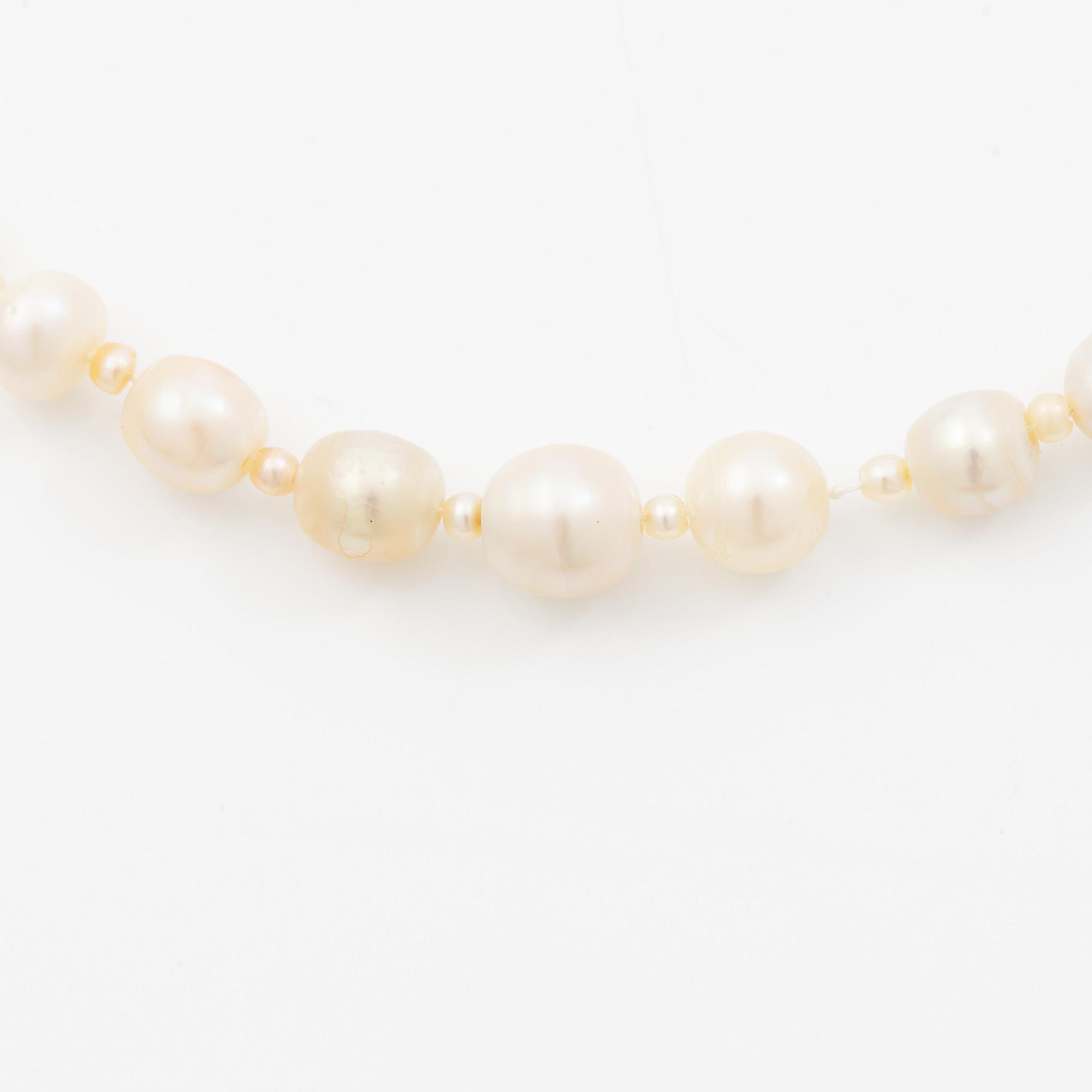 Necklace with natural and cultured pearls, accompanying GIA report.
