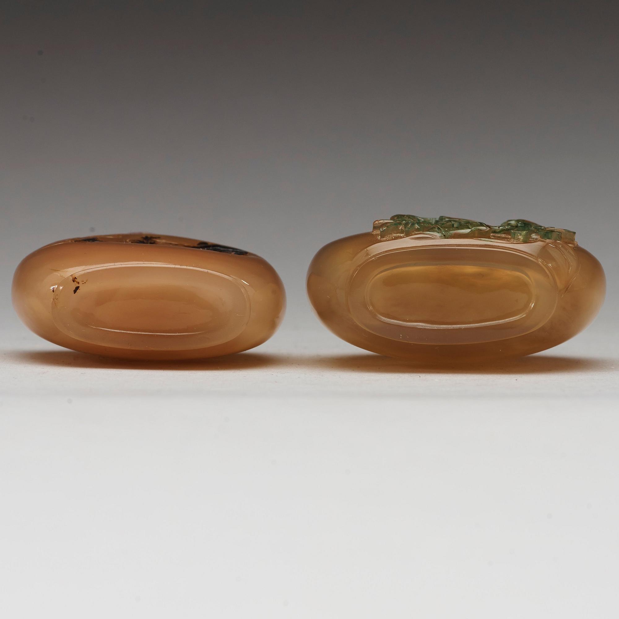 Two agath snuff bottles, Qing dynasty,, 19th century.