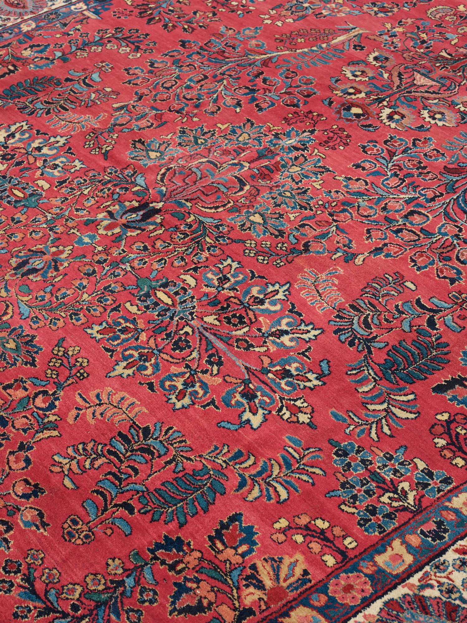 MATTA. Semiantik/Old Lilihan sannolikt. 471 x 349 cm (kortsidorna med 2-2,5 cm blå slätväv).
