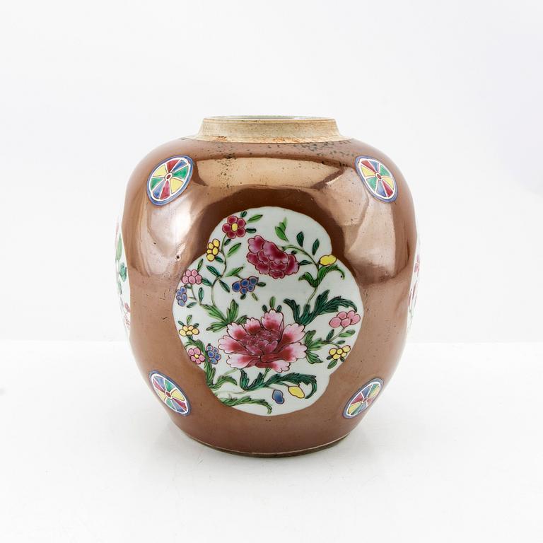 A famille rose and cappuciner brown jar, Qing dynasty, Qianlong (1736-95).