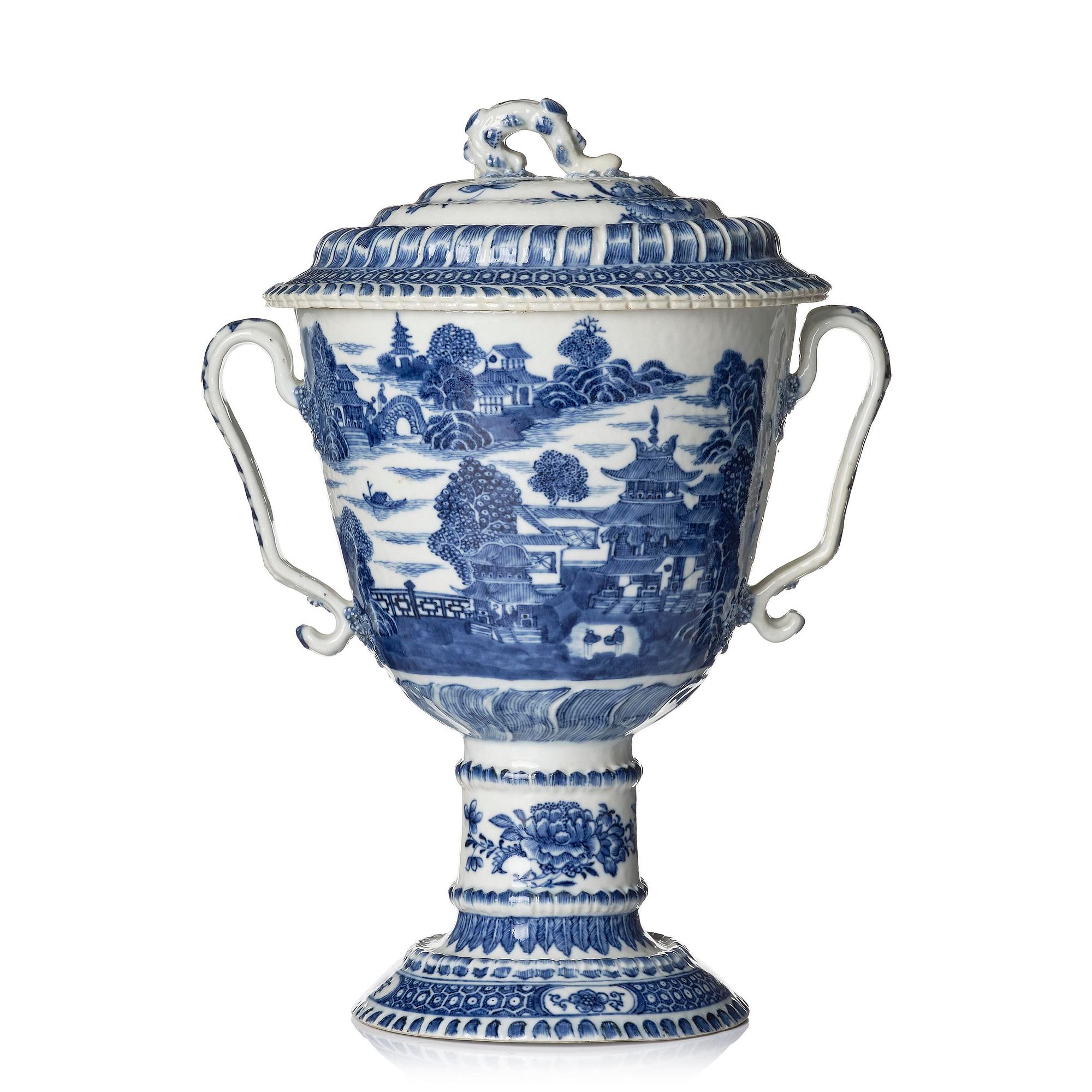 Pokal med lock, porslin. Qingdynastin, Qianlong (1736-95).