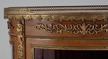 VITRINSKÅP, Louis XV-stil, 1900-talets första hälft.