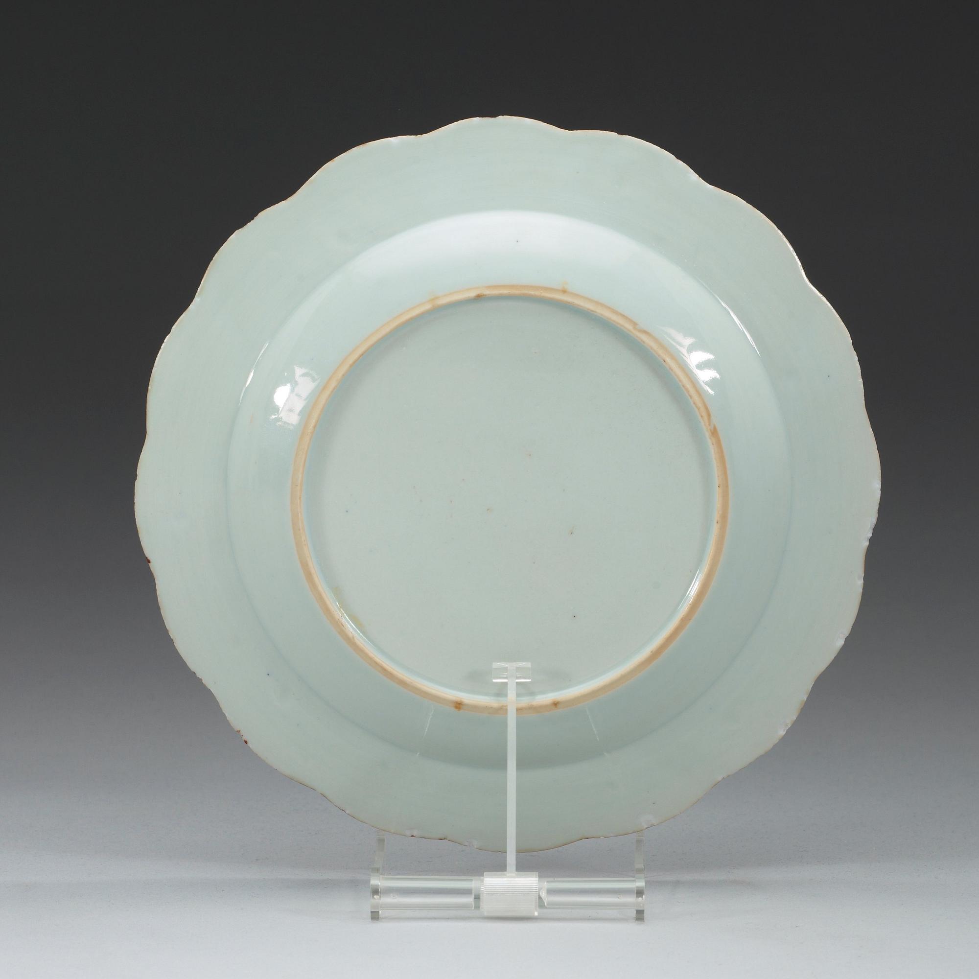TALLRIK, vapenporslin. Qing dynastin, Qianlong (1736-95).
