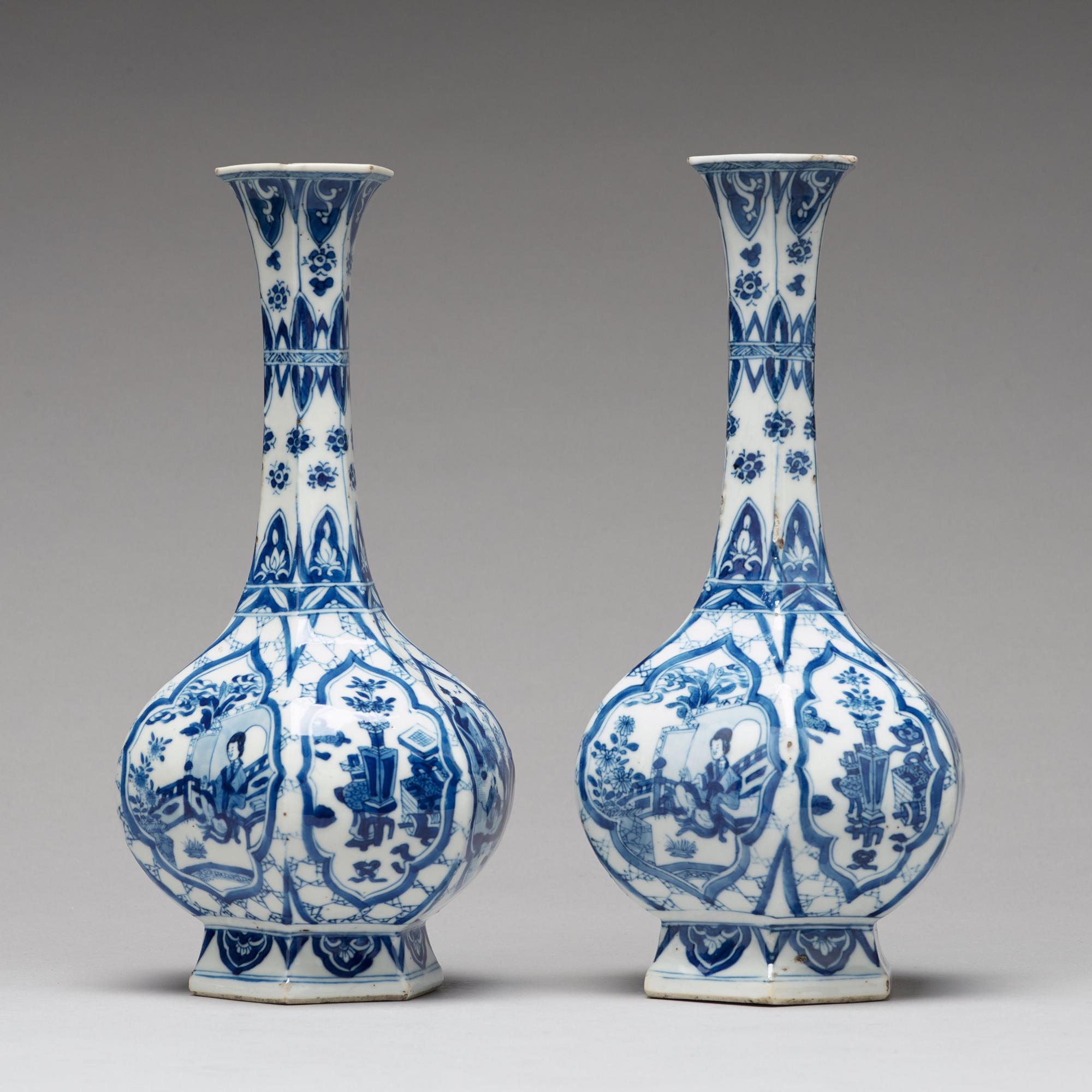 VASER, ett par, porslin. Qingdynastin, Kangxi (1662-1722).