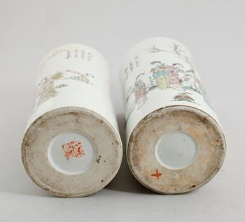 PENSELVASER, 2 st, porslin, Kina, 1900-tal.