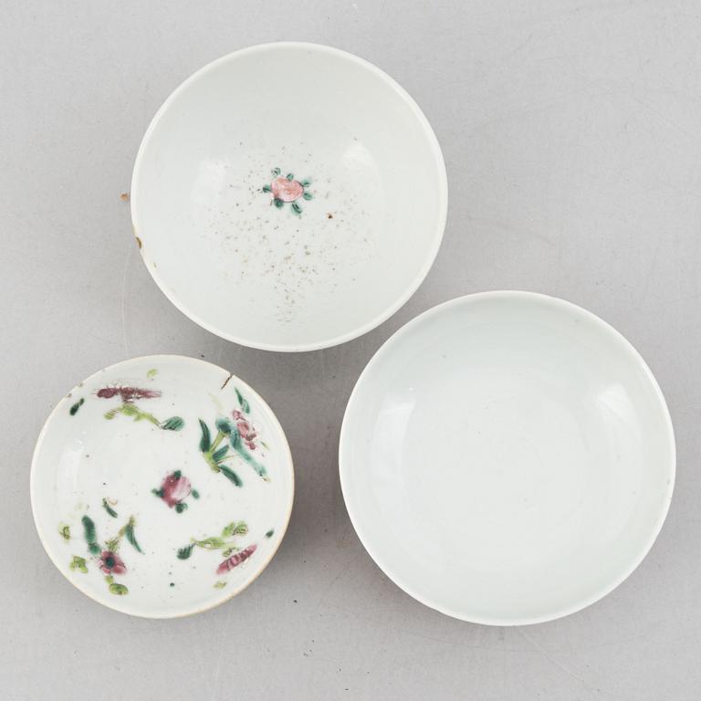 Four porcelain bowl and one cover, China, late Qing dynasty and 20th century.